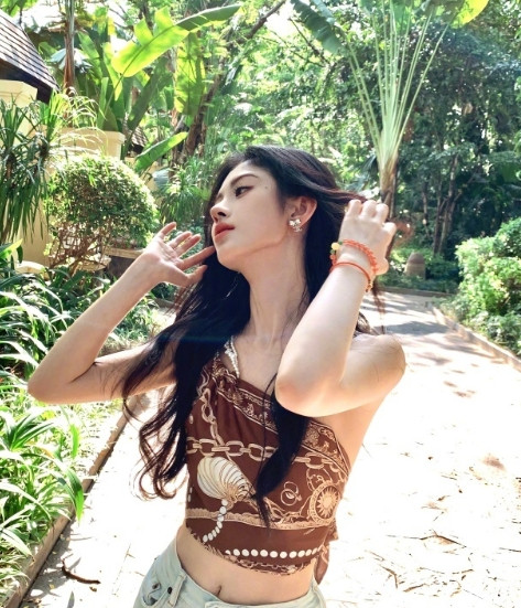 鞠婧祎美美辣辣营业，珍珠链丝巾上衣辣到我啦。