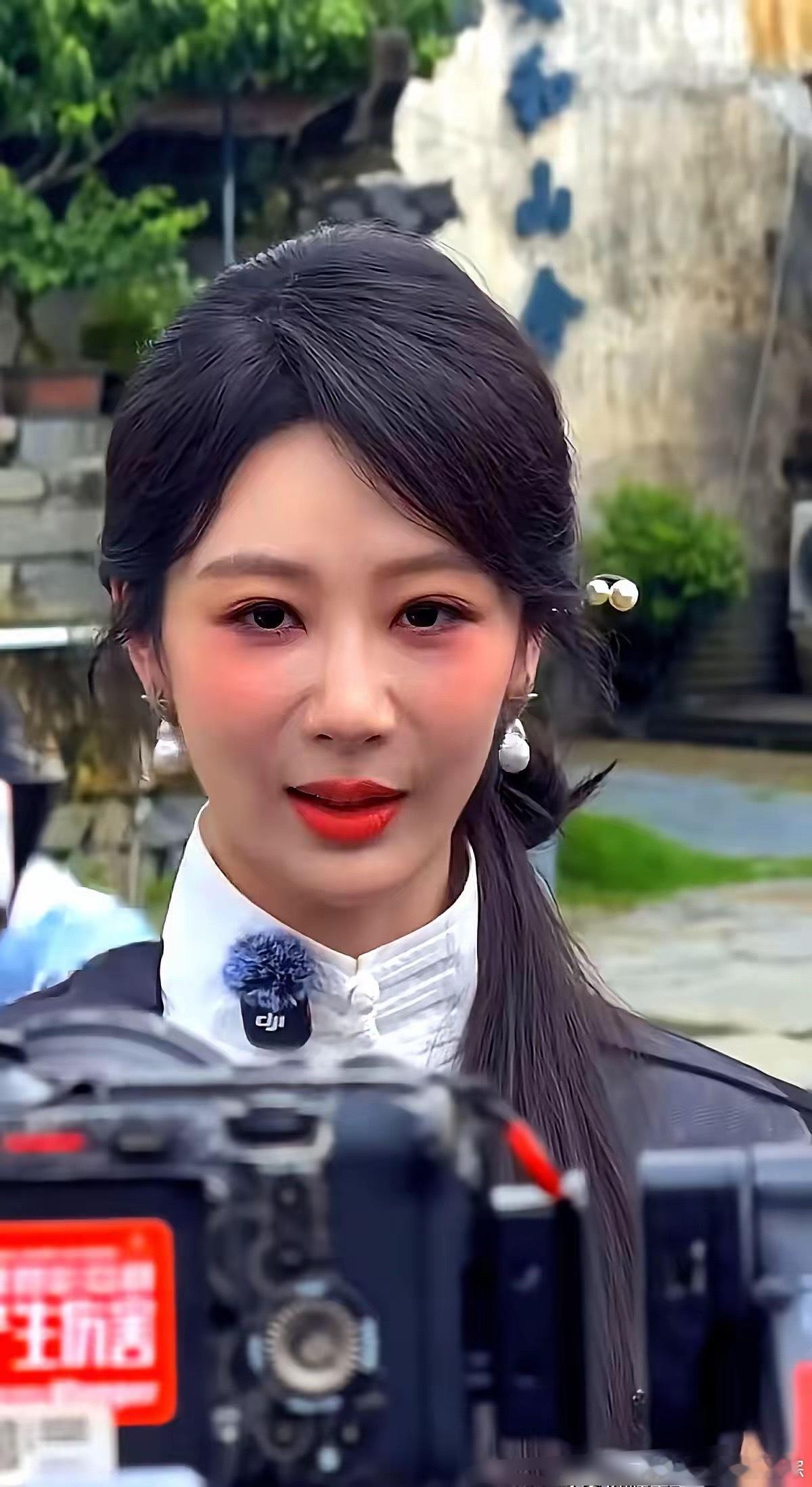 有个事儿不知道你们发现没，就是杨紫。她演了那么多倾国倾城的大美女，红毯上，那些高