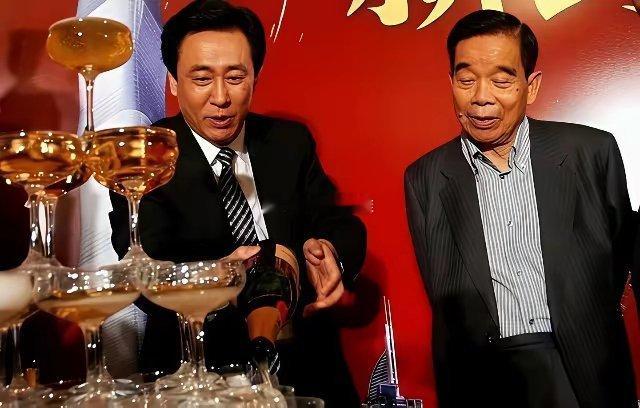许家印年轻时长得不错后来的他过上了人上人的生活如今的他在坐牢，他的人生大起大落