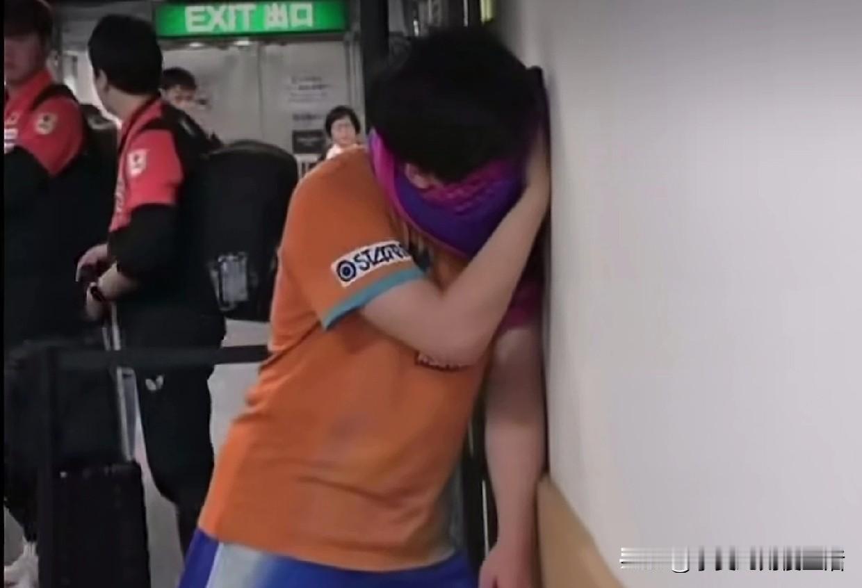 松岛辉空被王楚钦打崩溃了。这是他离胜利最近的一次，就差两分。第五局12：10