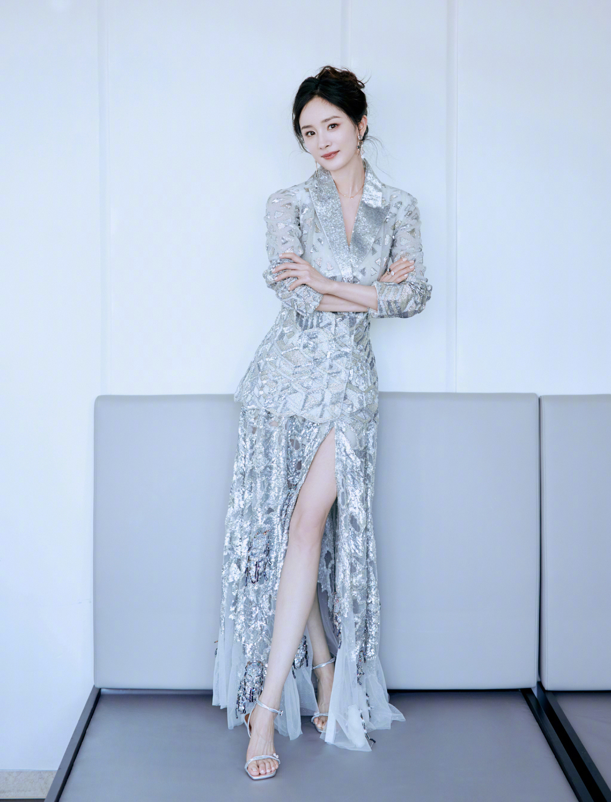 杨幂姐姐，大长腿吸睛，穿搭时尚，美丽动人​​​