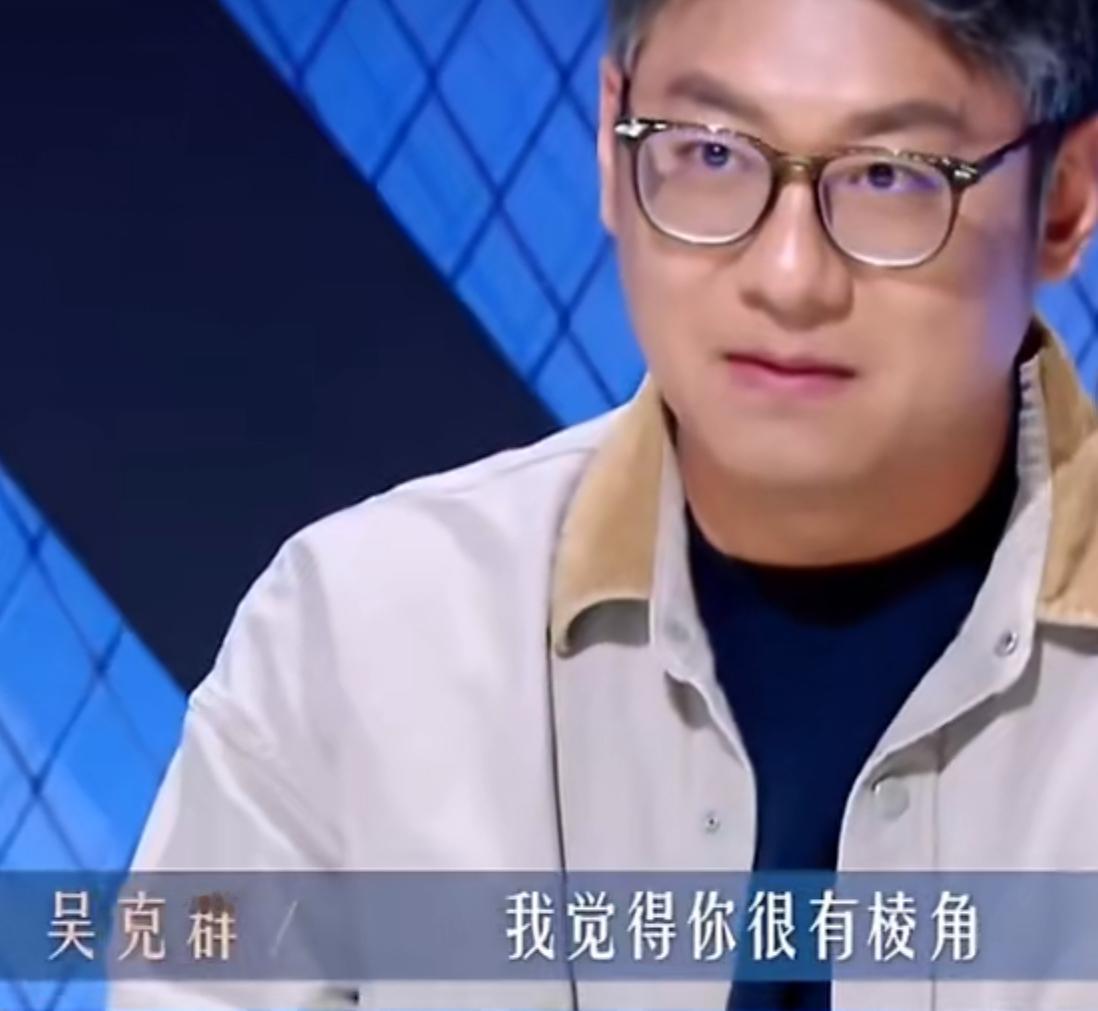 吴克群锐评梁源说乐评人不是锤子。梁源太喜欢找茬，几乎成为《有歌》选手们的众矢之