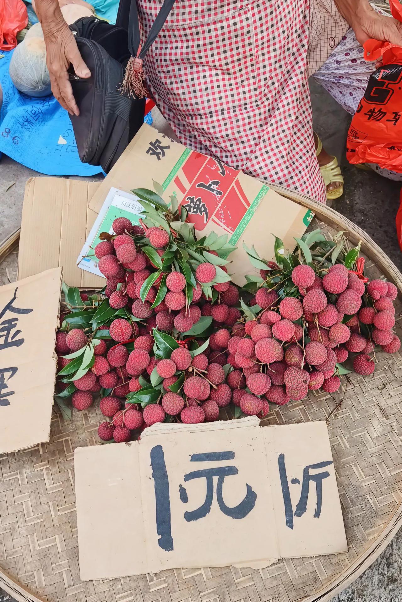 广东荔枝一元一斤，奥克兰荔枝12.8美元一斤，差价百倍。所以啊，应该想法设法把荔