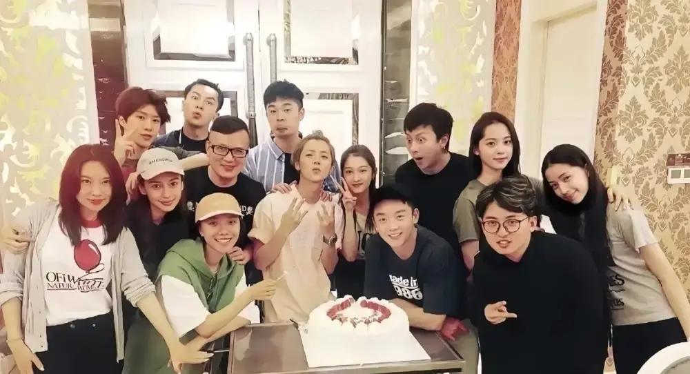 关晓彤今年又没给鹿晗庆生。去年卡点没动静，今年干脆连微博都不发。我翻了下，俩