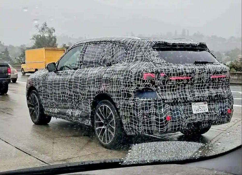 全新一代宝马X5路试谍照曝光，可以看到它会采用与全新一代iX3相似的新家族式设计