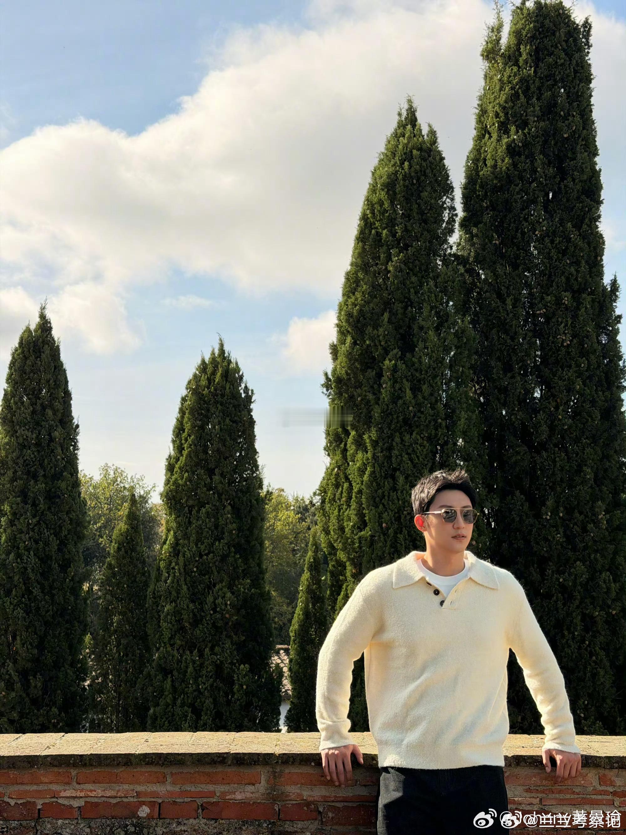 黄景瑜被甜品打了黄景瑜的表情变化太精彩了，从淡定到震惊只用了一口甜品的时间，巧