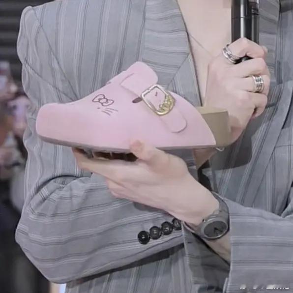 张凌赫真的好白啊，纯纯冷白皮啊