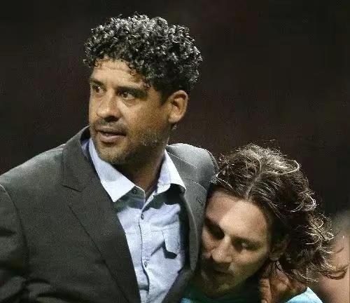 有时候，全队的判断都不如一个教练的直觉。16岁的梅西得到首发名额时，整个教练席