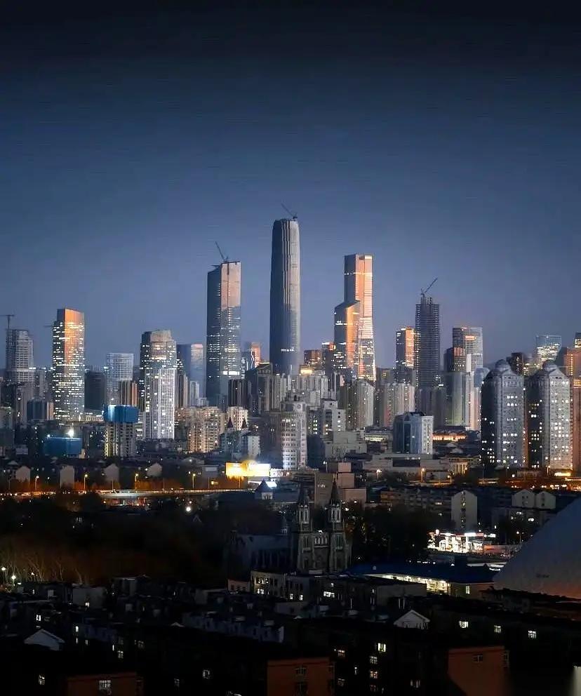 济南不愧为城建史最长的城市，赶上了大基建的末班车，在关门前一跃上车。202