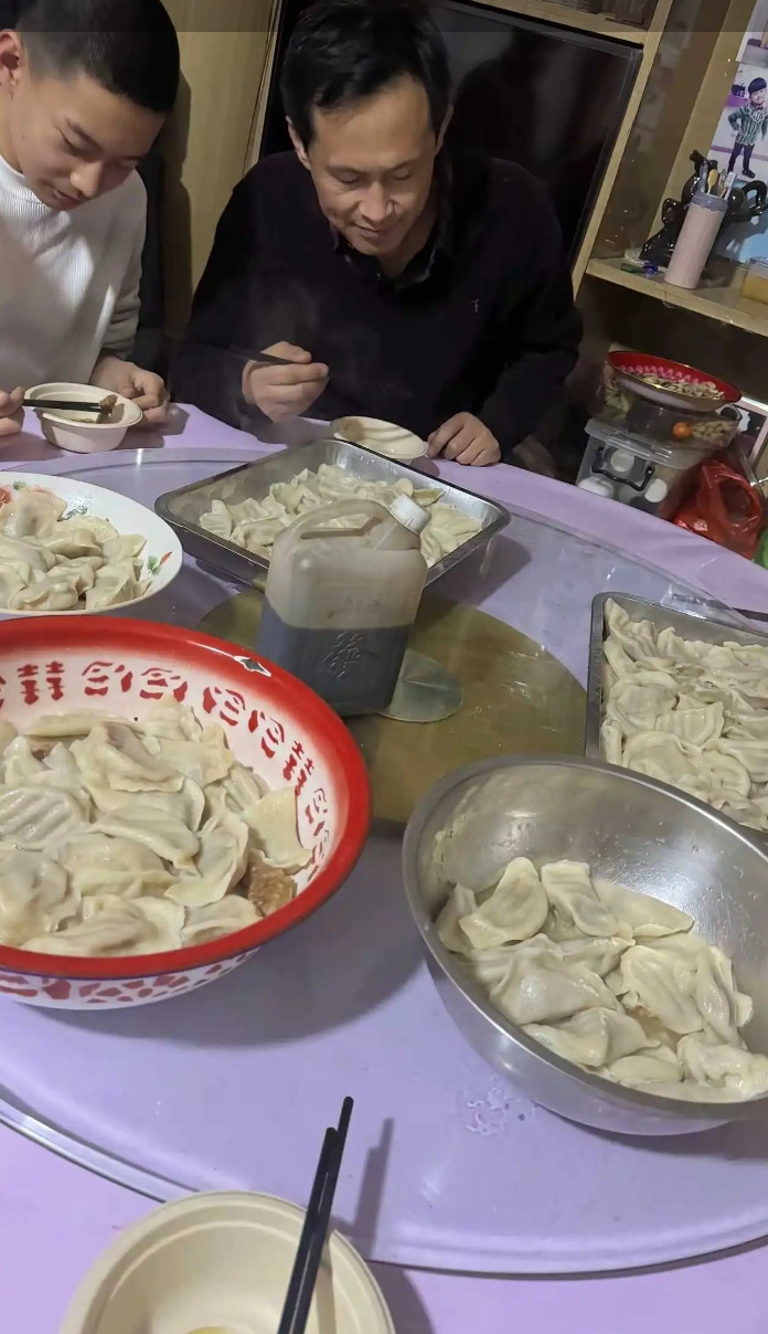 困难群众过年，只有饺子！