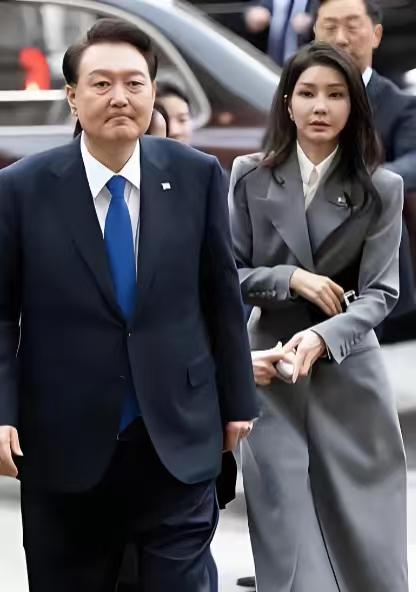 金建希心理肯定不平衡，尹锡悦10年，凭什么她是15年。谁都知道，尹锡悦的罪责肯定