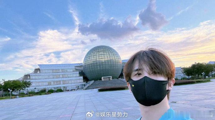 张远重回母校南财的学弟学妹们你们还好吗？？你们的远儿学长闪现仙林校区了！！就说