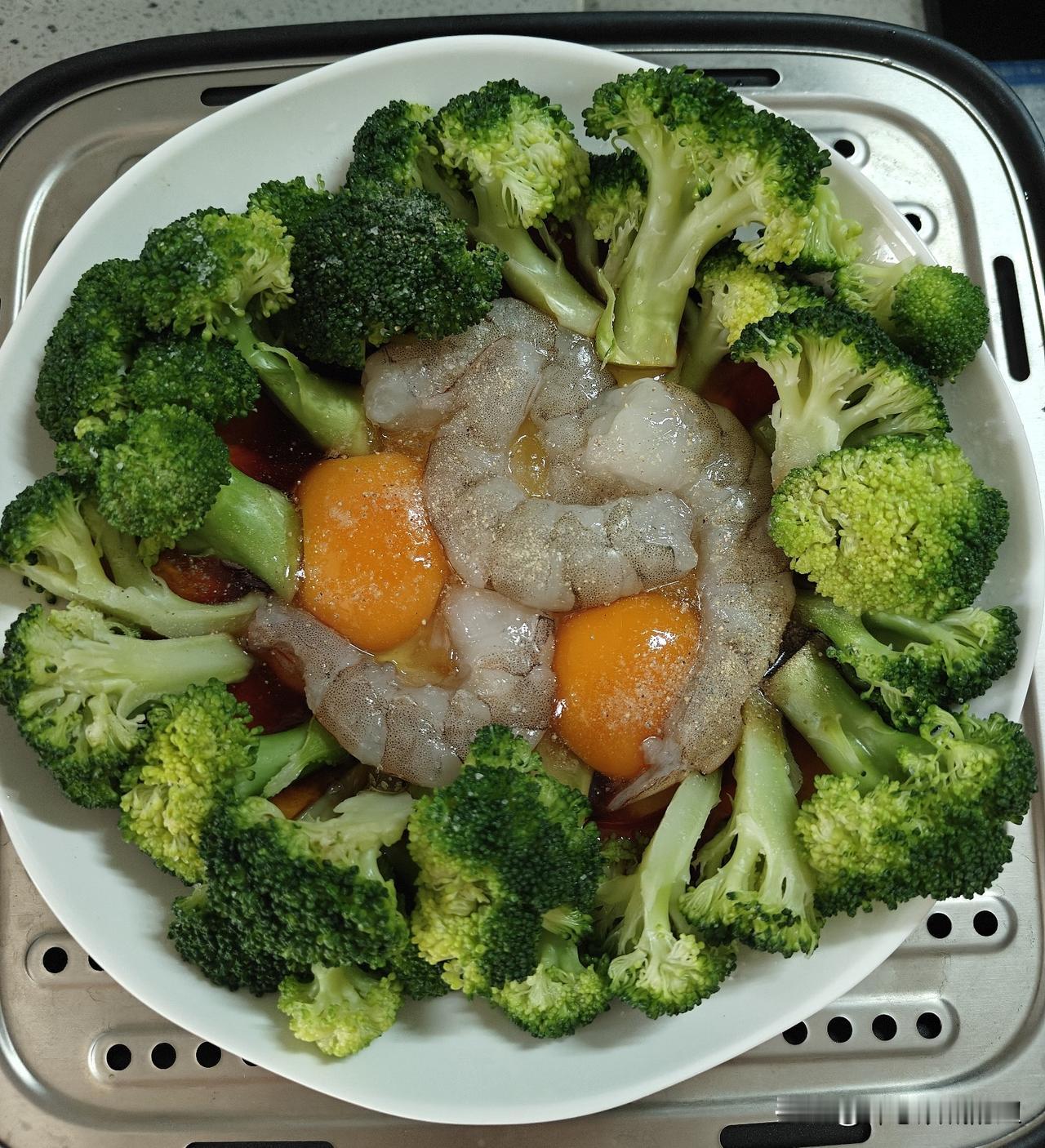 学会了一道孩子长高菜。西兰花虾仁蒸蛋，老公说，在网上看到一道菜，说什么可以助孩