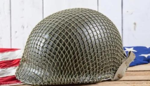 二战的时候，为啥美军要在钢盔上加一层渔网呢？这渔网可不得了，至少救了10万美军。