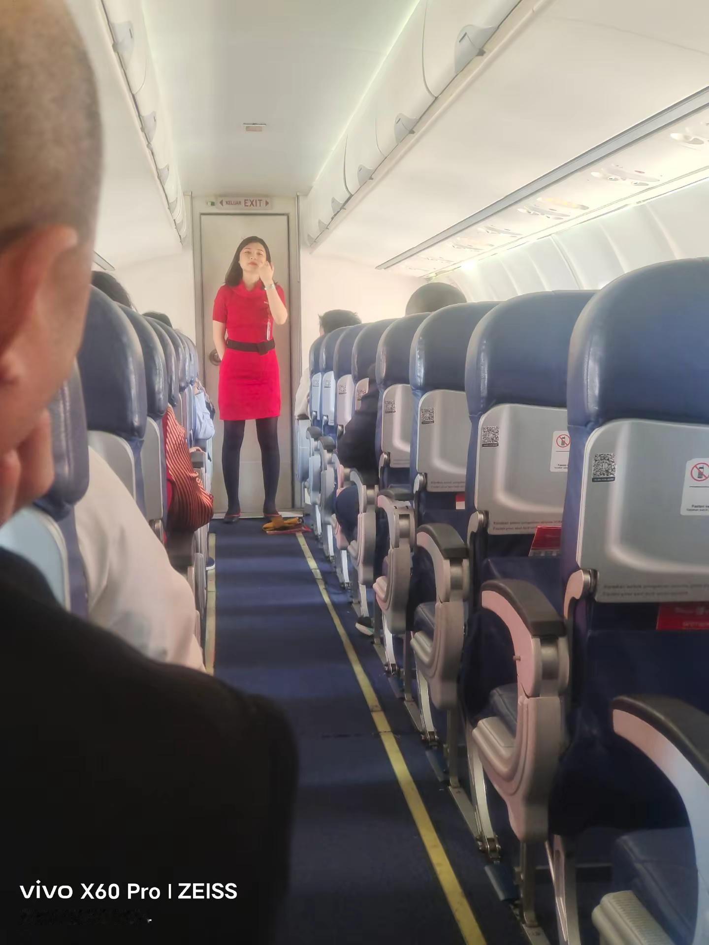 滑府少爷带你欣赏印尼空姐，乘坐印尼80座位的小飞机。印尼农村生活和印尼美女