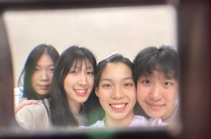 庄宇珊在社媒发动态，晒了一张四人的合影。庄宇珊现在加盟了意甲球队，多次扮演球队