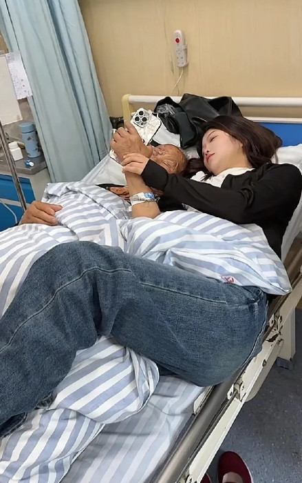 病房里，快90岁的老人卧病在床，身旁年轻女孩的动作，直接看红了人眼眶。老人
