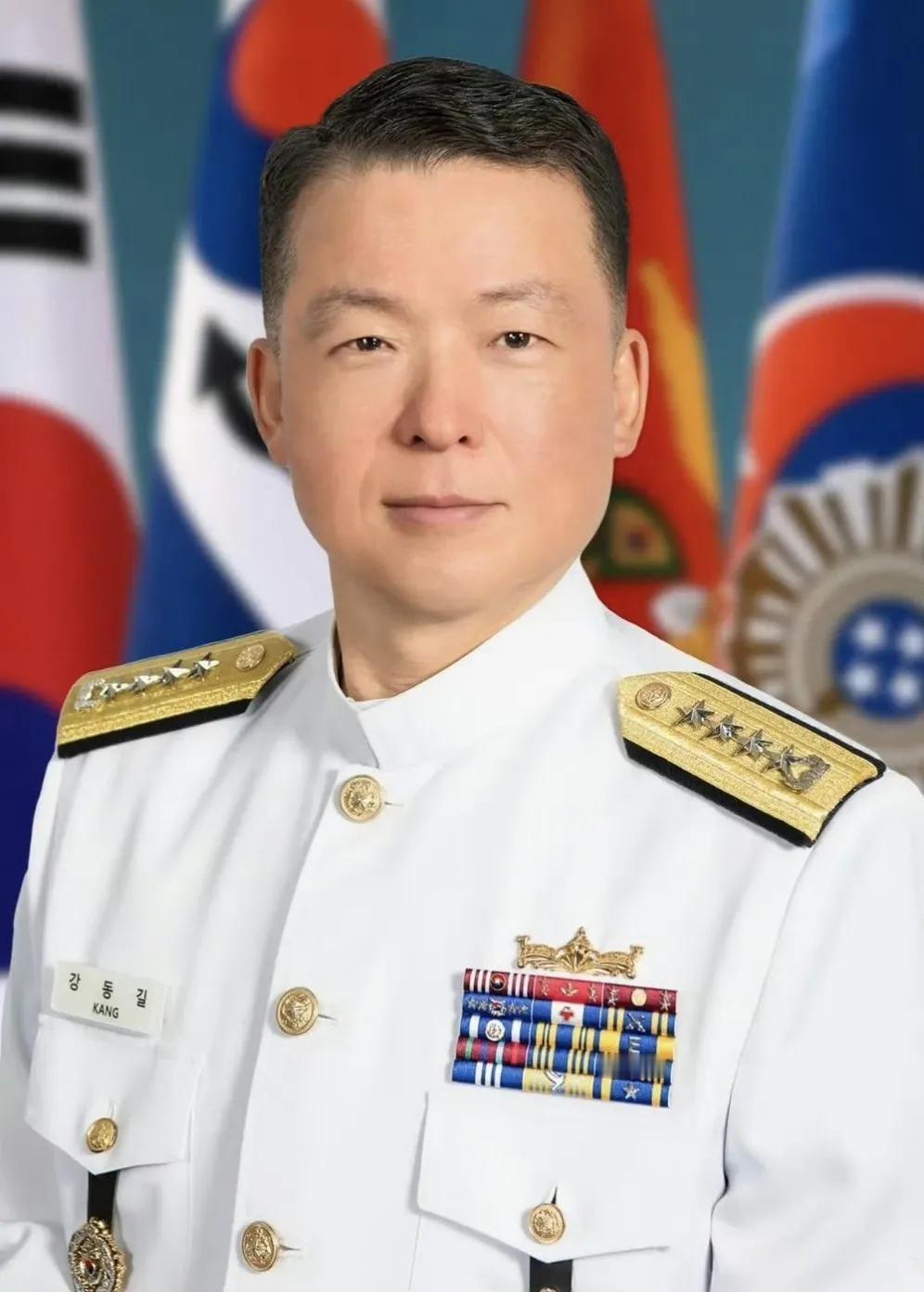 韩国海军参谋长姜东吉海军上将两天前被免职，原因是他涉嫌参与前总统尹锡悦发动的戒严