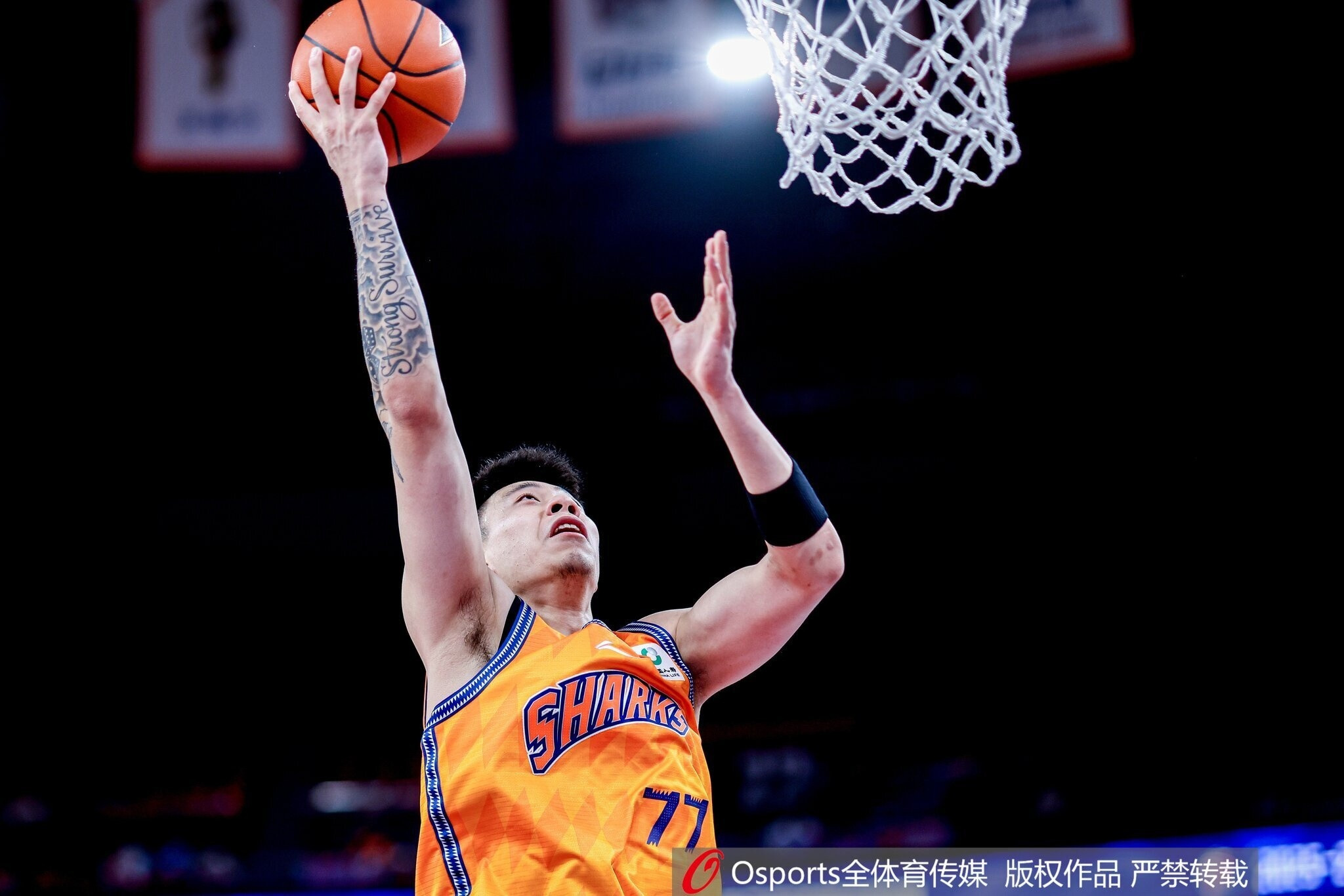 张镇麟: 和老队友们有过很多美好回忆 抬头看有一起赢的冠军旗帜