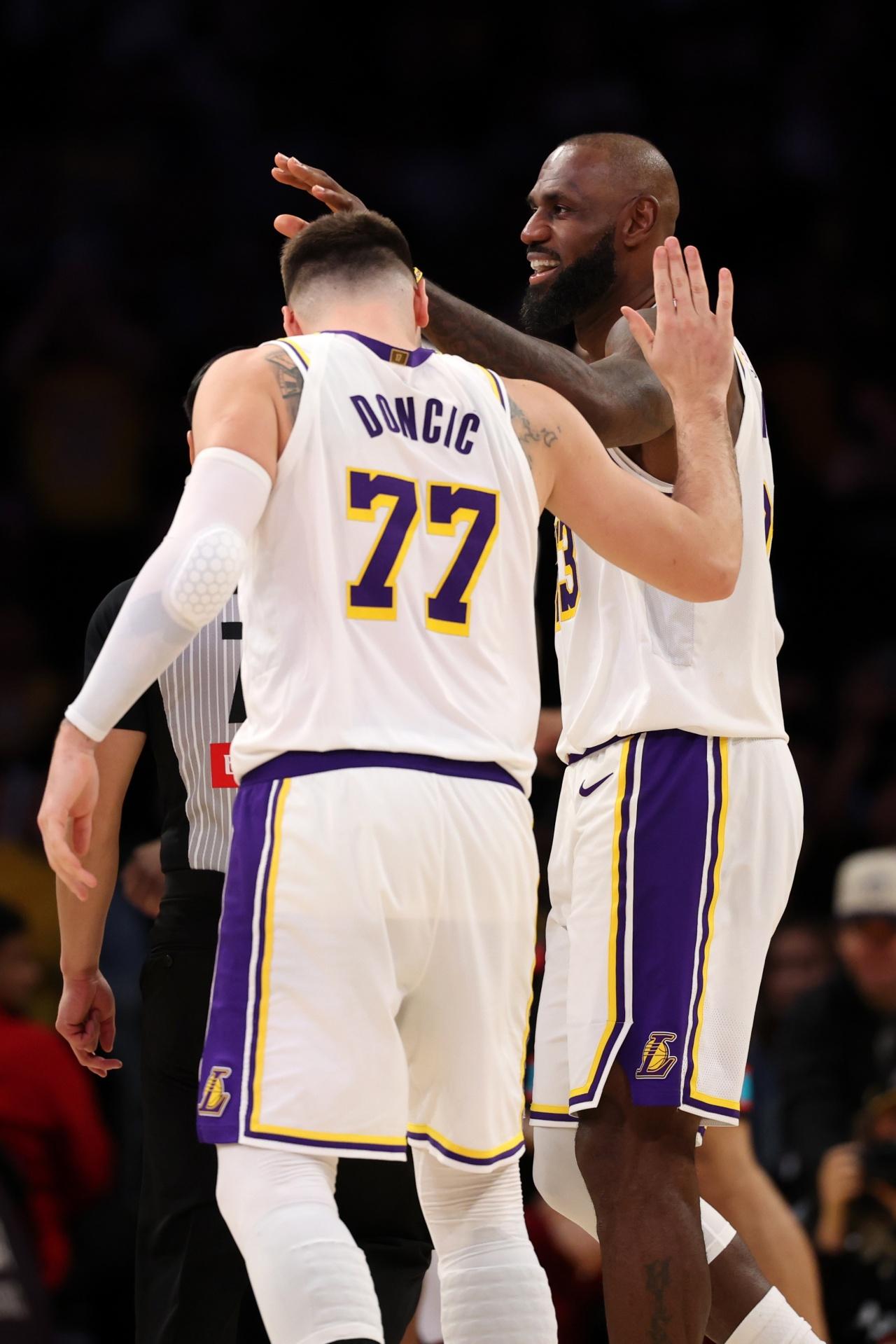 双杀灰熊喜提二连胜，湖人做出了哪些调整？1、詹姆斯持球打地位，前段时间，詹姆