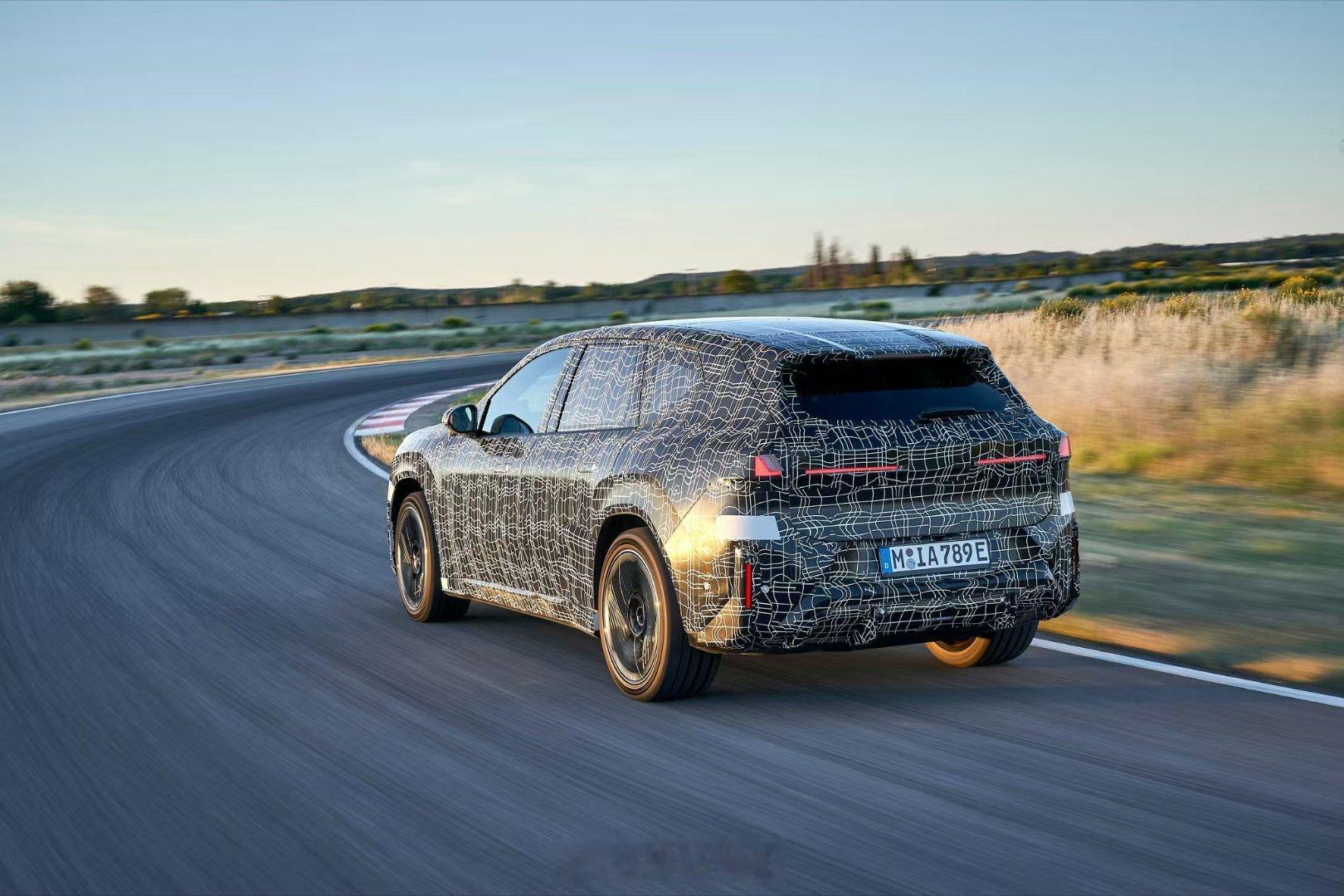 BMW新世代，第一辆车确认为iX3。目前BMWiX3正在宝马集团位于法国南部的
