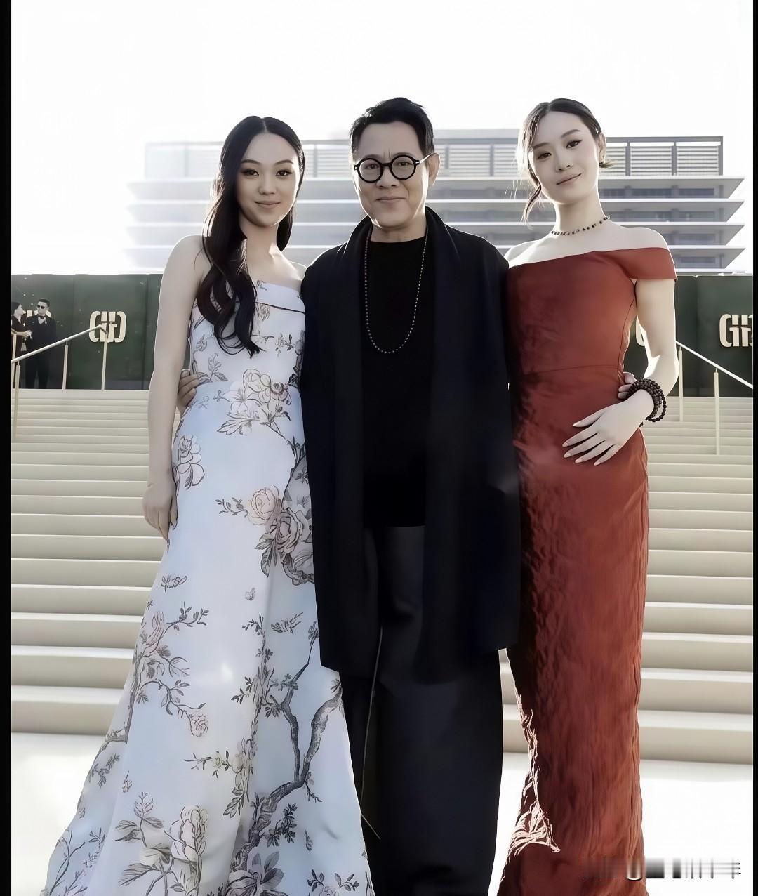 李连杰两千金，美炸啦！家人们谁懂啊！李连杰携俩女儿亮相，这画面直接美出圈！