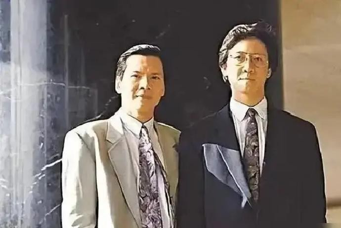 🌞向华胜2014年11月在北京协和医院咽气前，把名下所有资产，一分不留，全部划到了哥哥向华强名下，