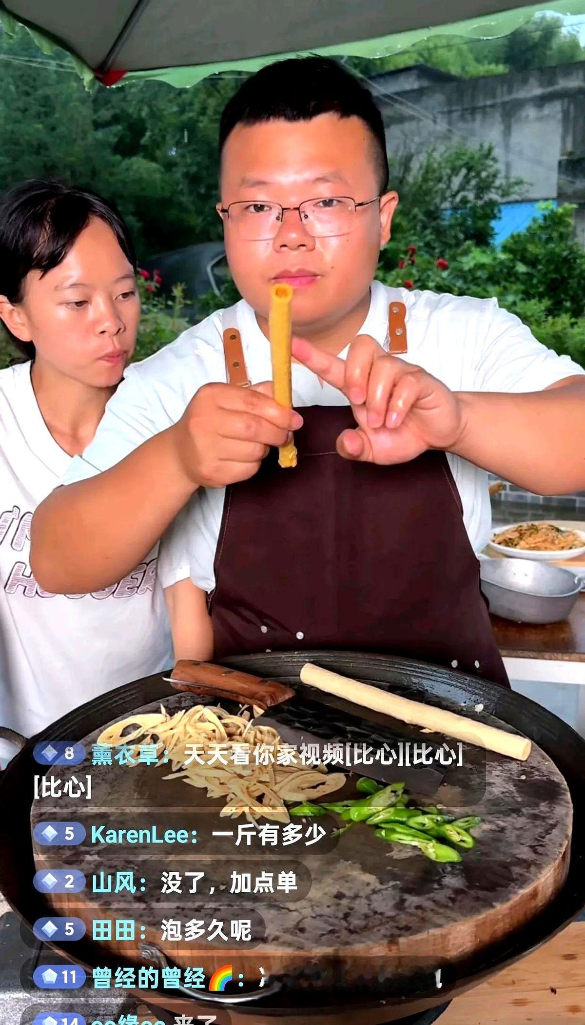 渝乡桃子正在直播卖豆棒，直播间居然出现这样的意外！渝乡桃子和佳玲两口子正淋着