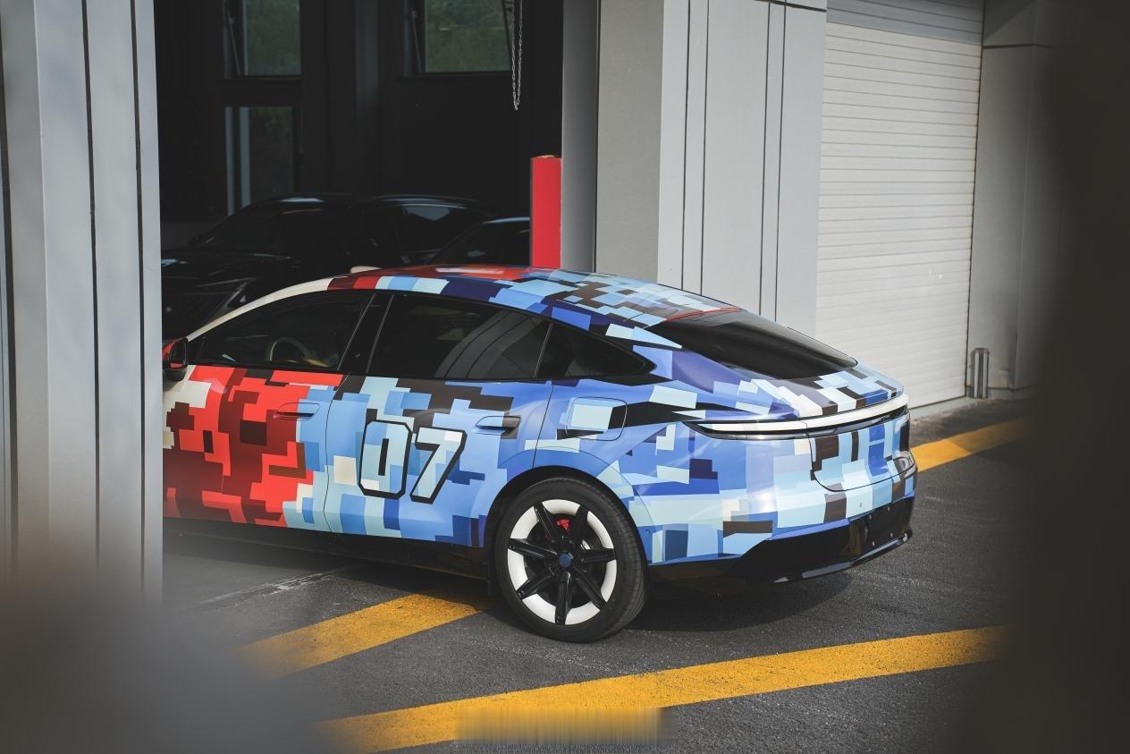 厉害的网友拍到MG07的伪装车了，溜背造型的动感还是相当有存在感的。