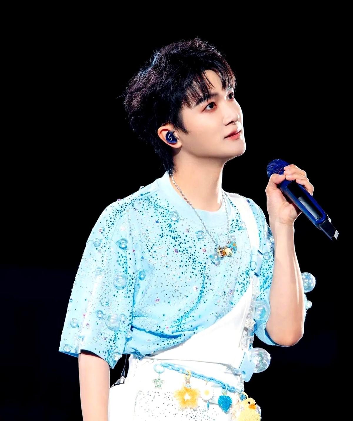 韩红捐1000万，我不意外！谢霆锋捐500万也正常，但周深这100万确实不一