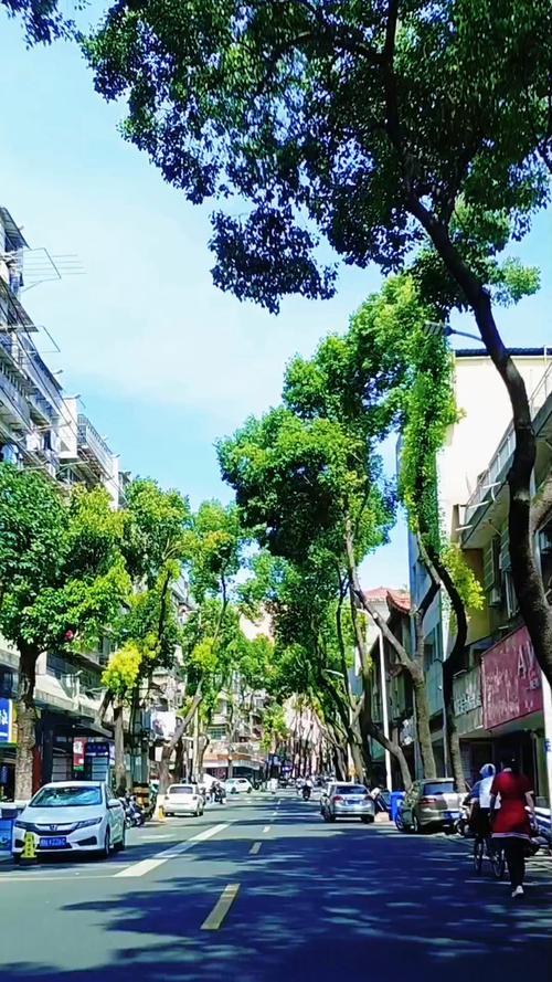 昨天下午在朋友公司等人，正好赶上他们午休结束。闲聊时他提了件事：单位有个实习生，