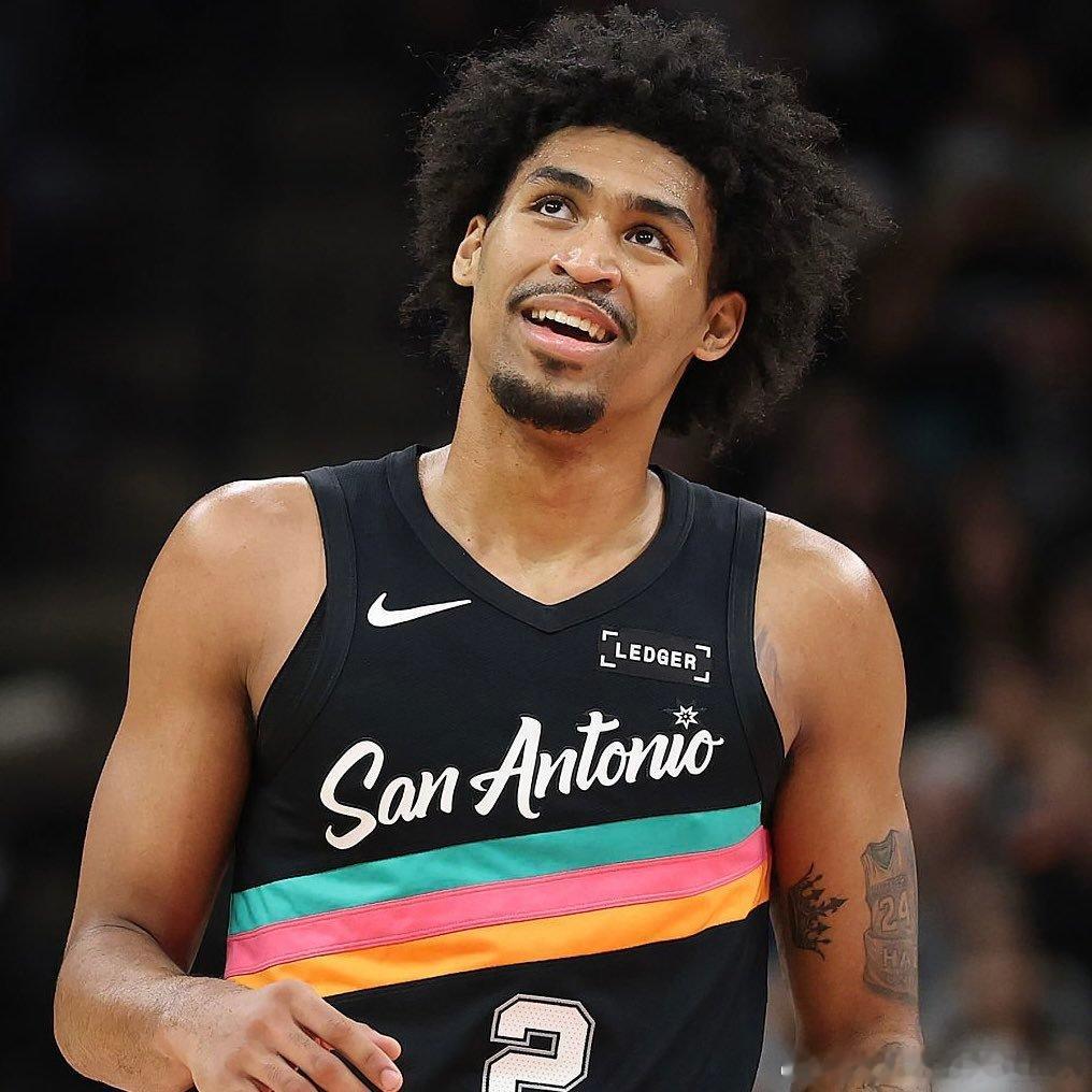 NBA【迪伦·哈珀团队将向马刺要求下赛季首发席位】据记者迈克·赖特报道，迪伦