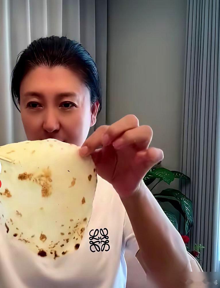 演了30年戏，闫学晶栽在直播里。昨天演示破壁机，盖子没盖紧，食材喷了满屏。镜头