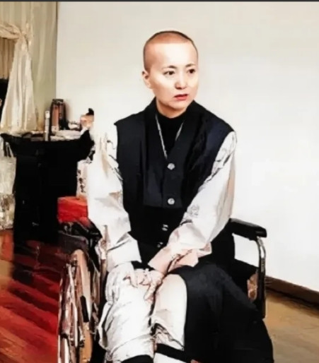 2007年，剃度出家的陈晓旭，一张罕见的留影，照片中的她穿着僧衣，坐在轮椅上，看
