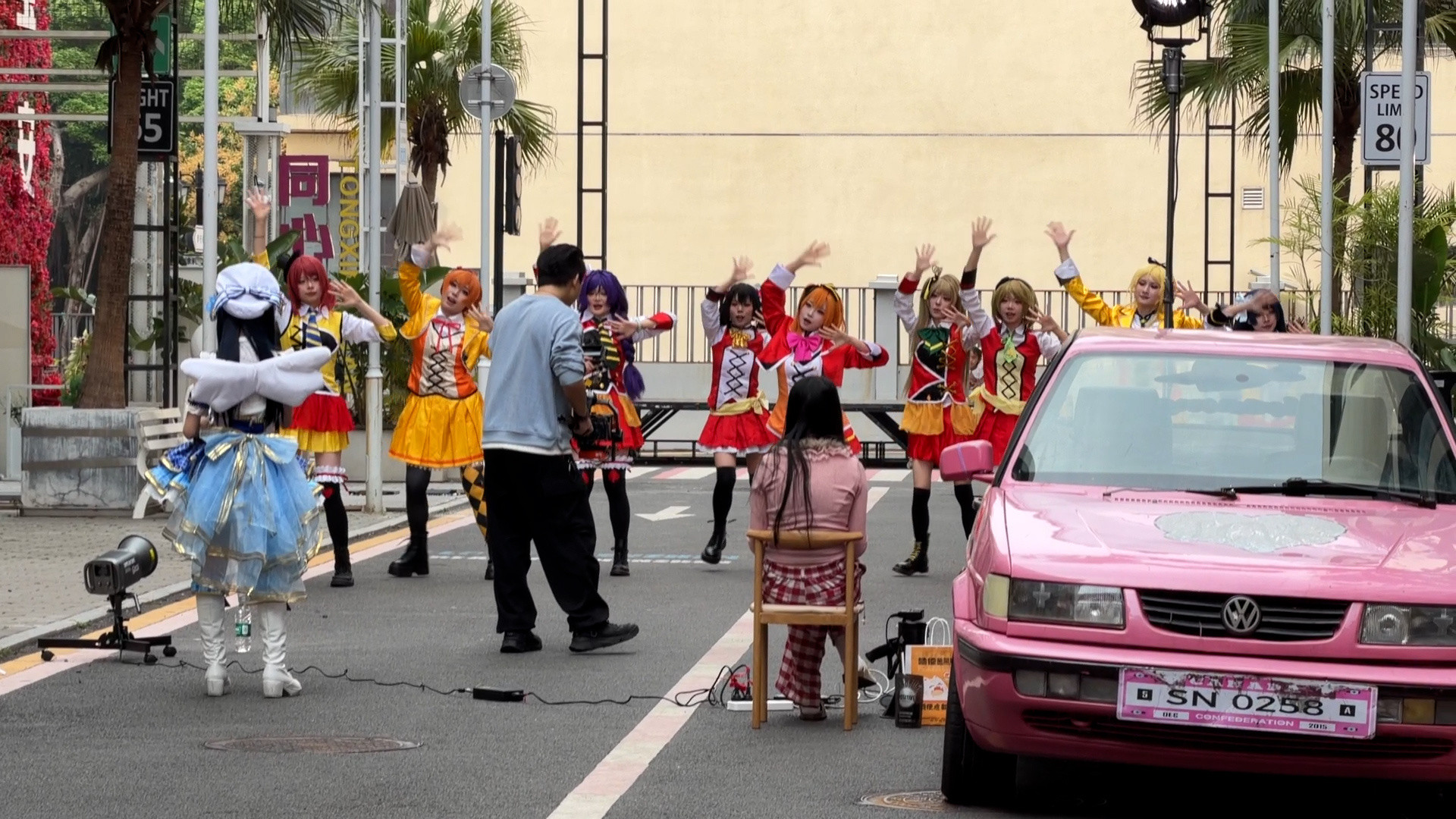 公司楼下的顶流女团，虽然不知道叫什么，但是我好像跟他们拍一期节目啊哈哈哈哈哈哈汽