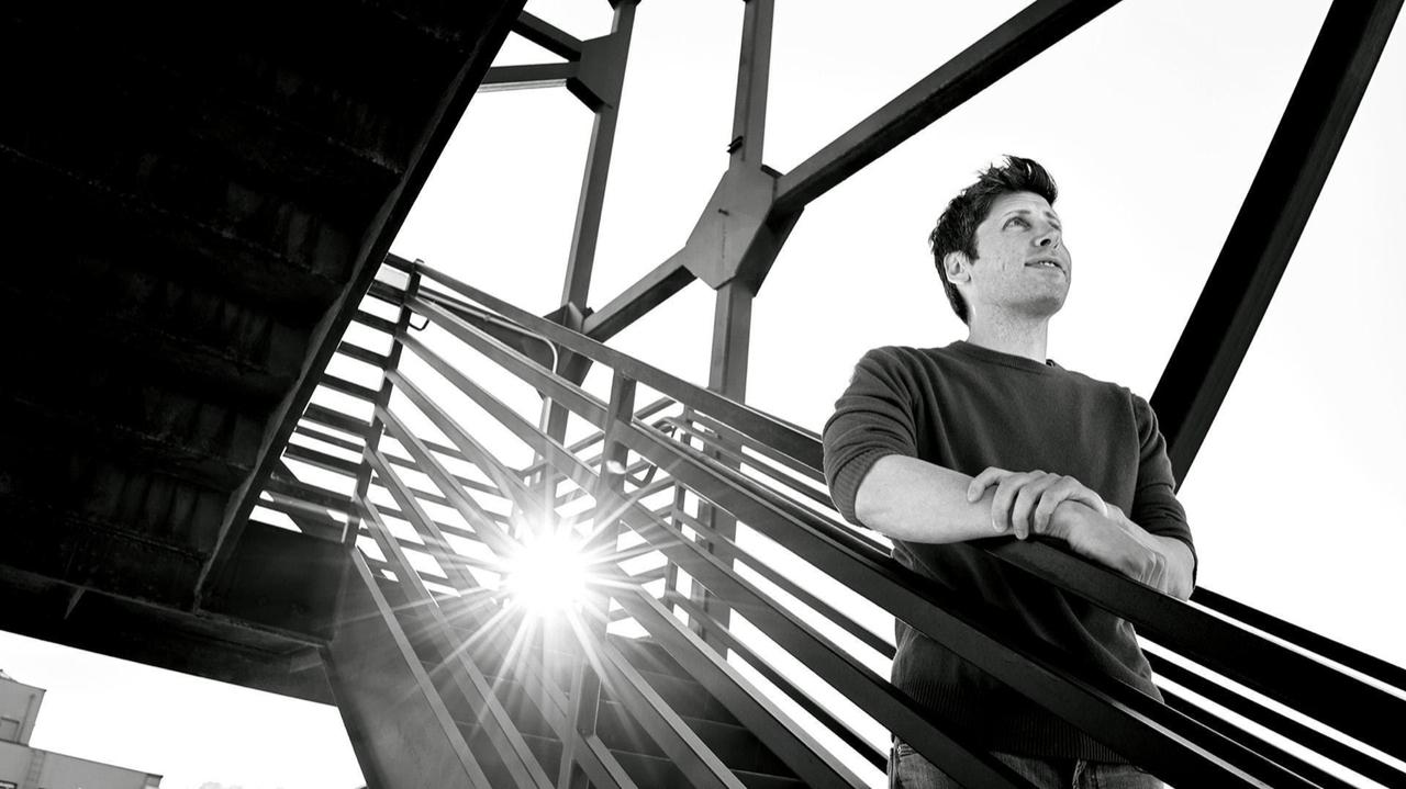 Forbes对山姆·奥特曼做了一篇长达万字的封面报道，从他办公桌上摆着的那根"无