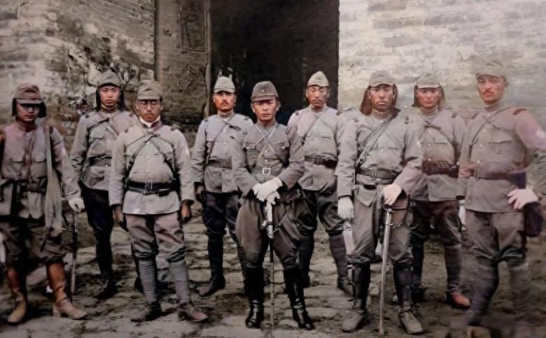 1942年，八路军联络员遭14名日本兵围困，走投无路时上演反杀奇迹。1