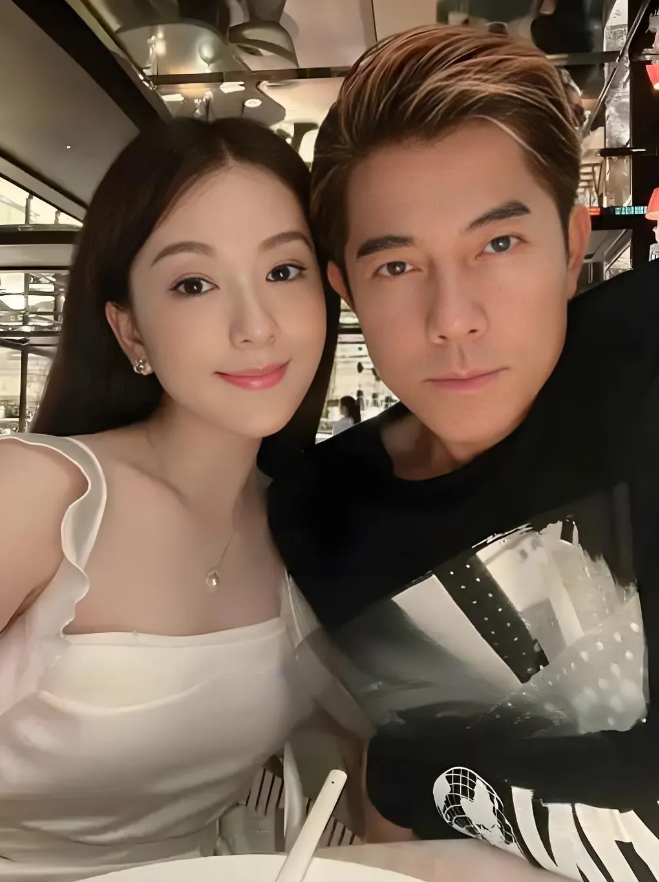 郭富城毫不吝啬对方媛的夸赞，称她为“女超人”，言语间满是心疼与欣赏。在家庭方面
