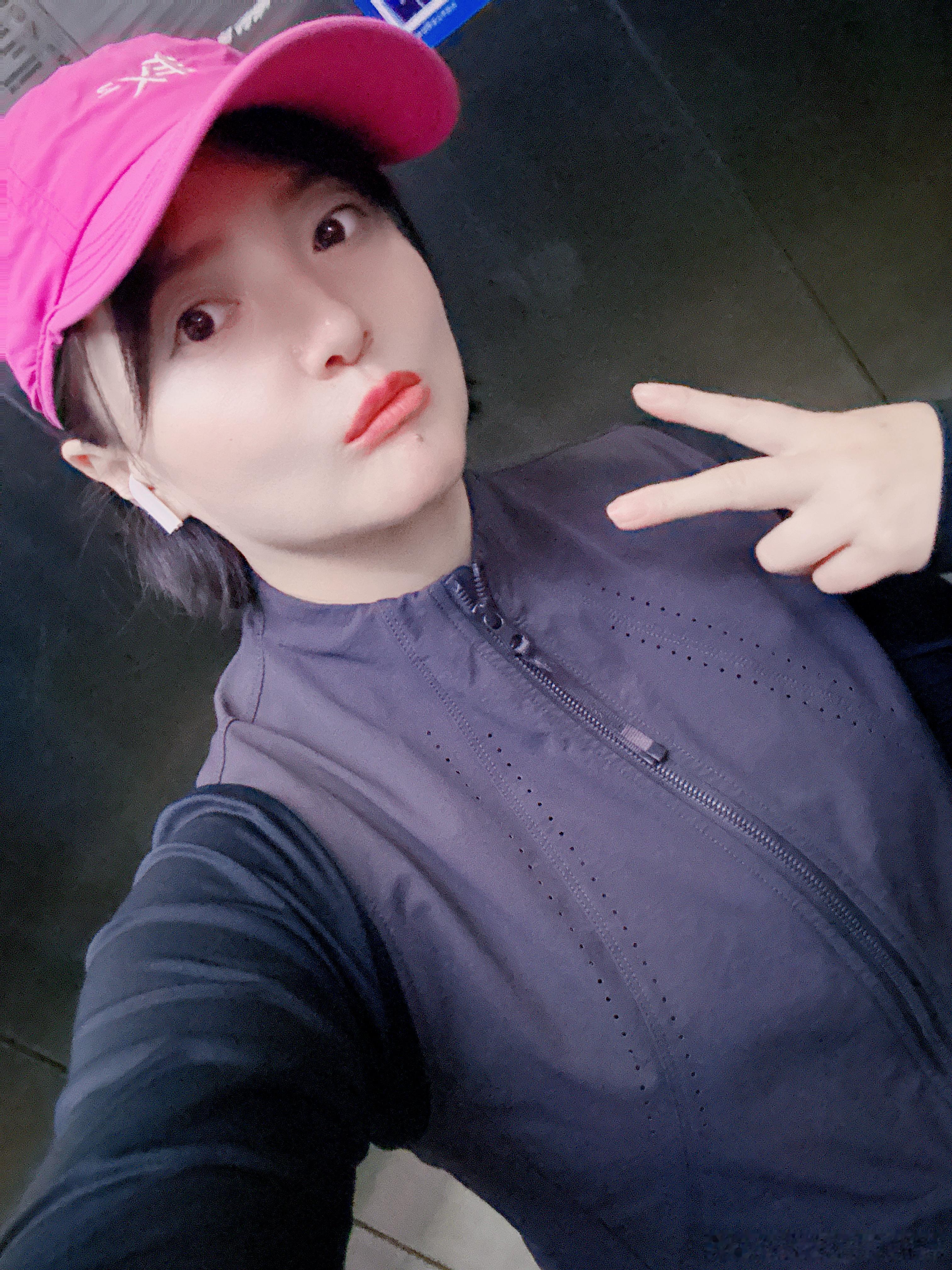 跑步夜跑5K～🫨想着今天跑个马配，但是我一年没跑马了，我也不确定我能跑多少。微冷的风经过口腔灌到喉