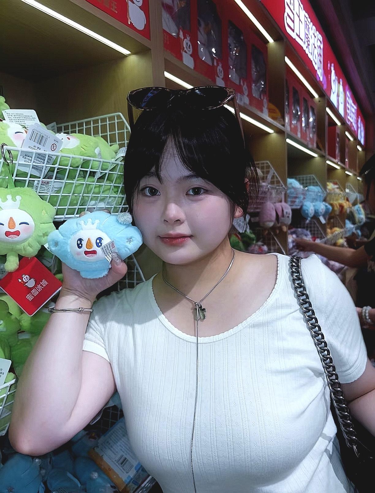 大妹子娃娃堆选了一只娃娃。