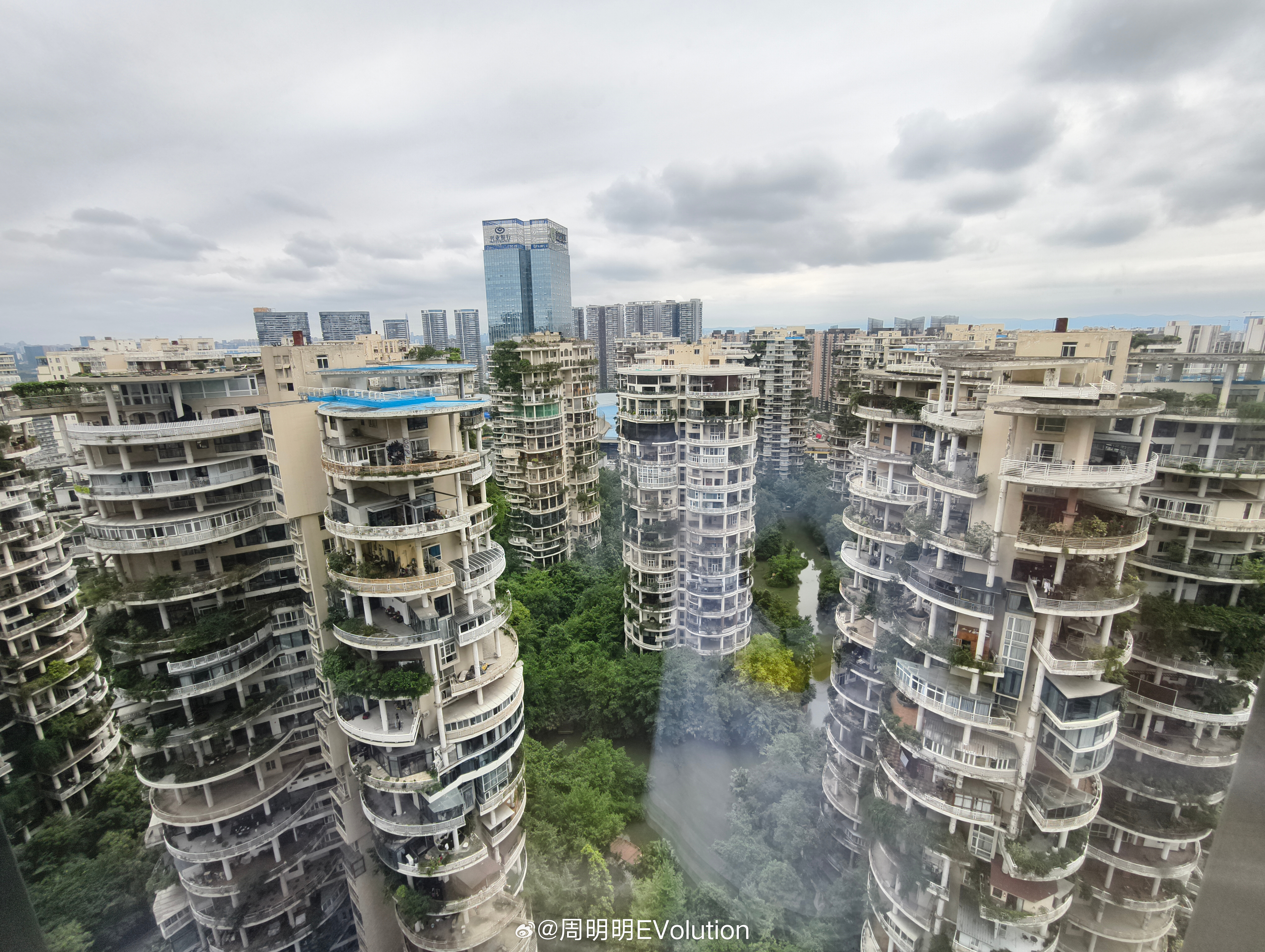 这是不是传说中的“第五代住宅”？构造非常独特，每一户都有一个巨大的阳台。​​
