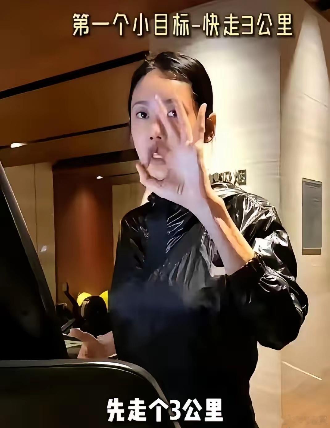 “我腿太细了，一点肌肉都没有。”47岁的秋瓷炫对着镜头捏了捏大腿，满脸嫌弃。别人