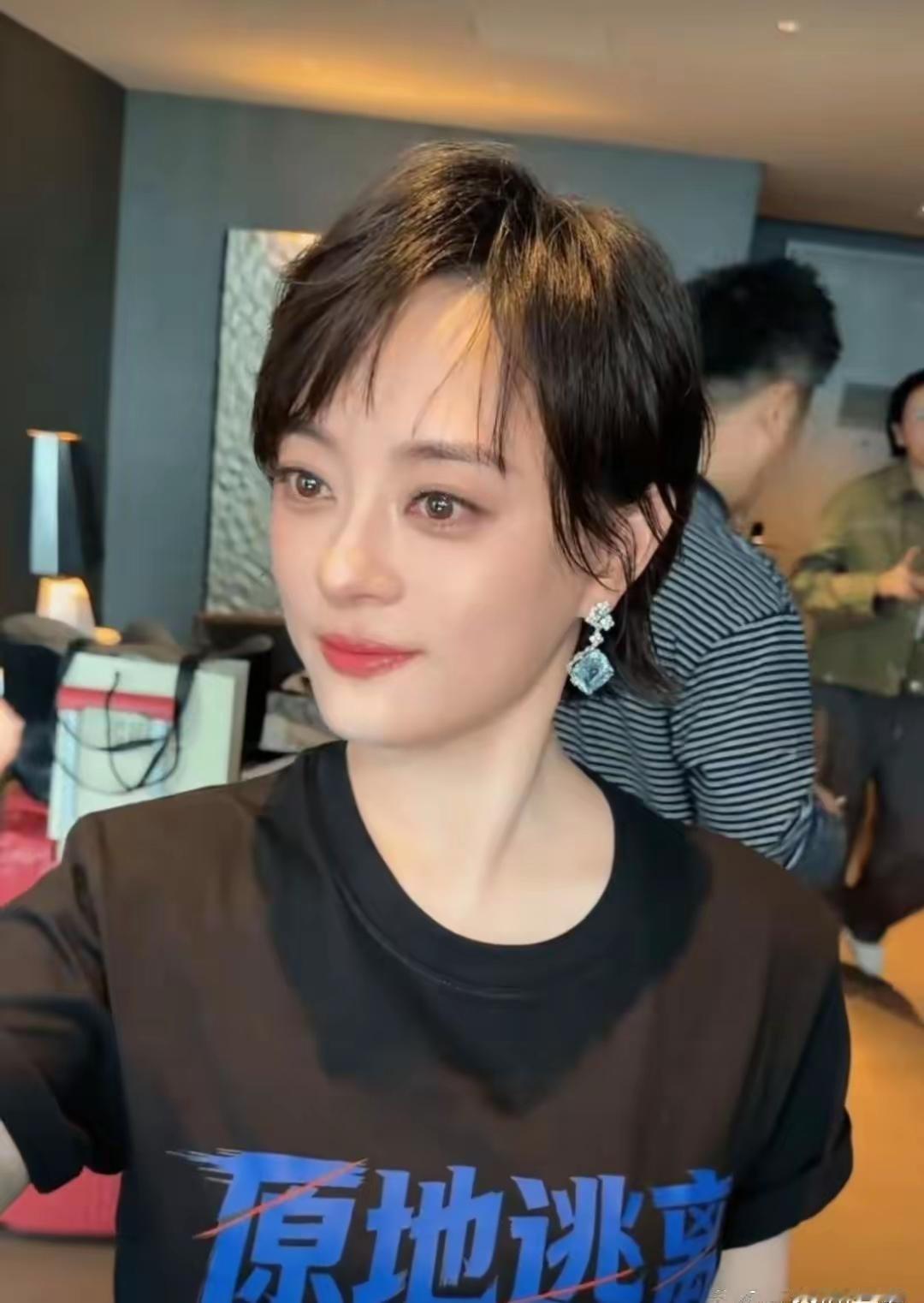 孙俪终于接受医美了吗？这看起来确实是比之前漂亮好多啦，尤其是眼睛和两腮，有一段