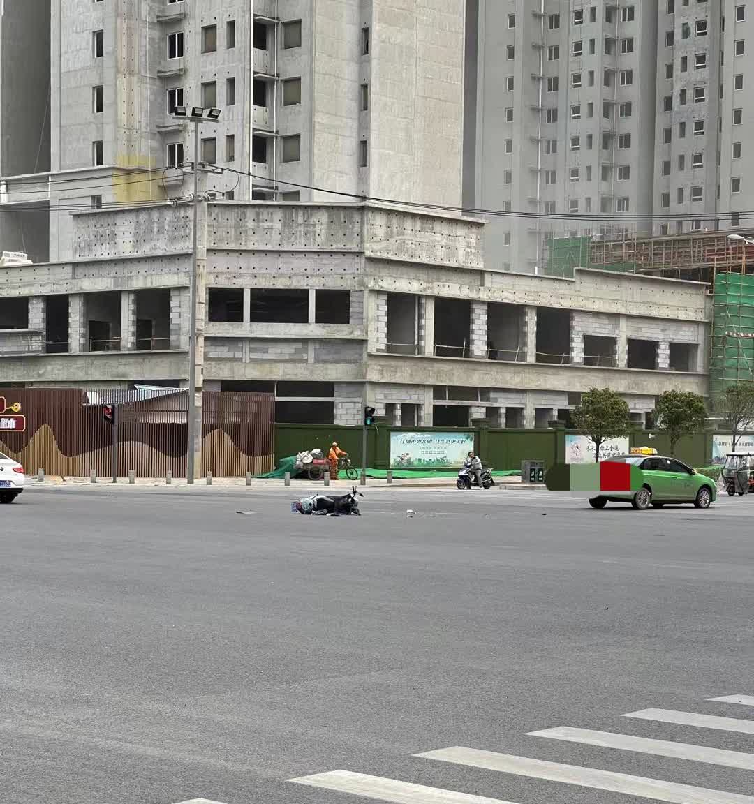 手机沉迷有多害人？今天去骑行，路过超市买点水出来。看见一个身高1