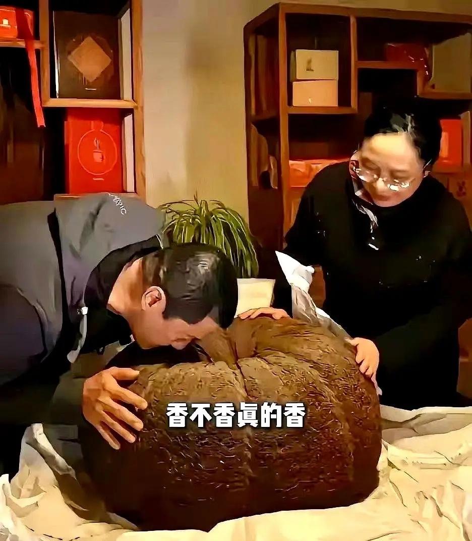 李亚鹏目前的债务：一是个人债务4000万，主要是当初给丽江雪山艺术小镇做担保，法