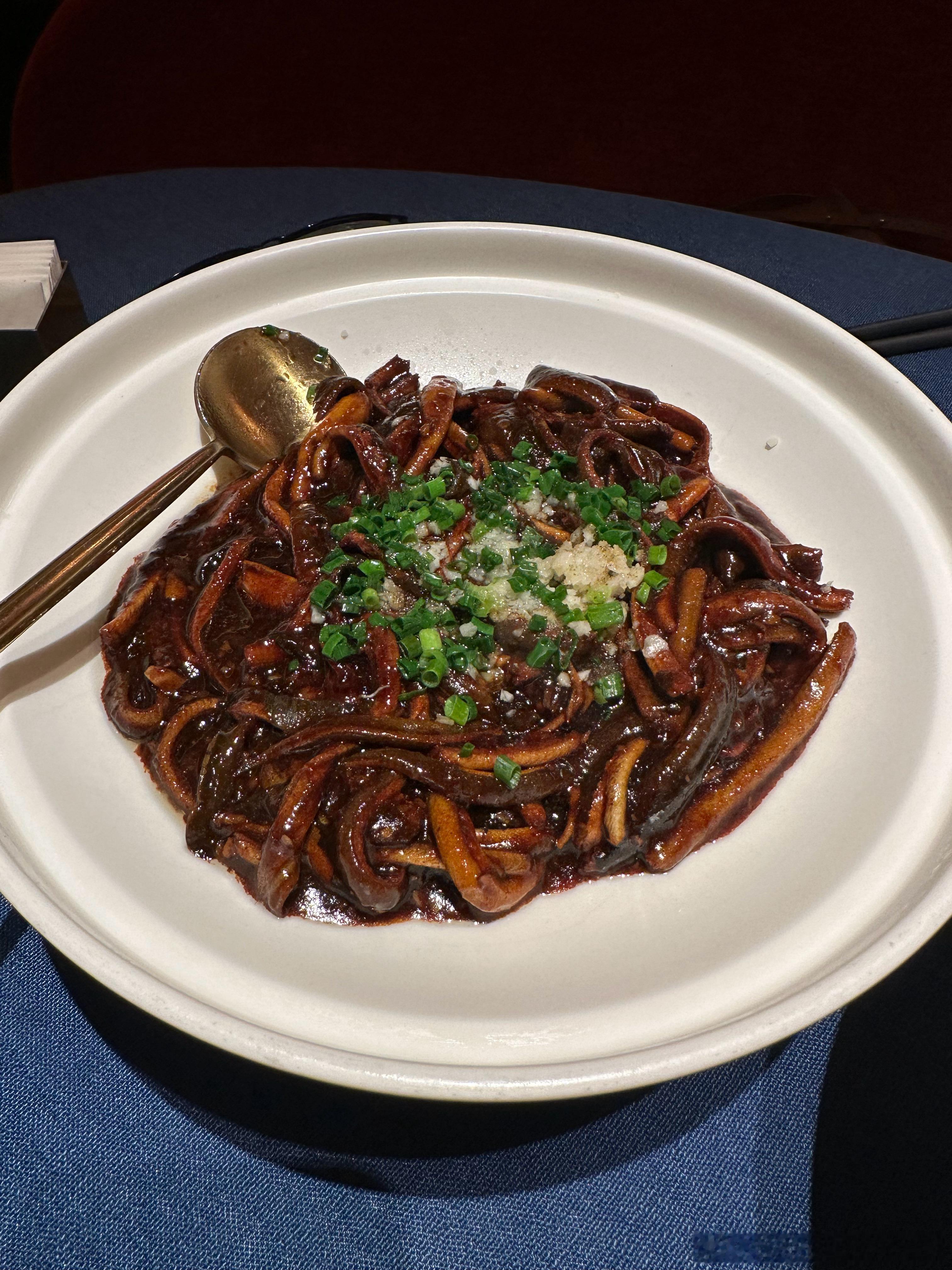 周末饭堂老吉堂上海本帮菜。还行吧。1，酱鸭。2，红烧肉。3，炒鳝糊。4，