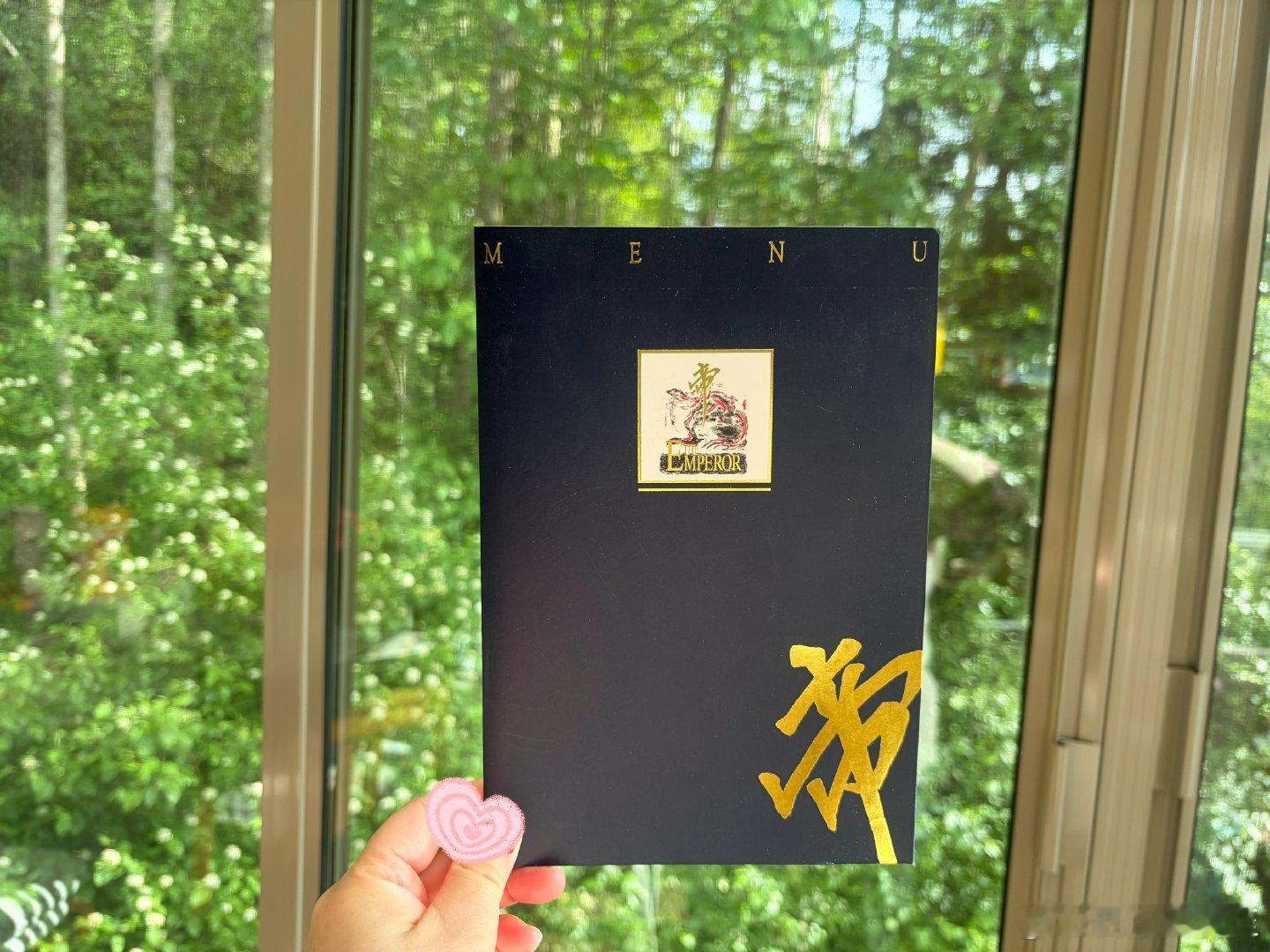 跟老公聊“晚宴”，顺口提“忘了咱结婚那天吃什么”他去书房，拿婚宴菜单我好奇：你怎