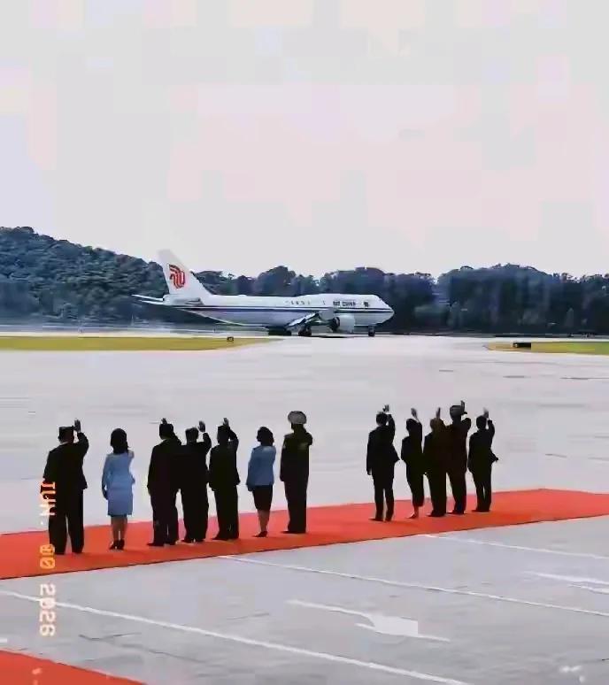 什么叫国与国之间的尊重，看到这张照片就懂了。大国的地位从来不是口号喊出来的，更