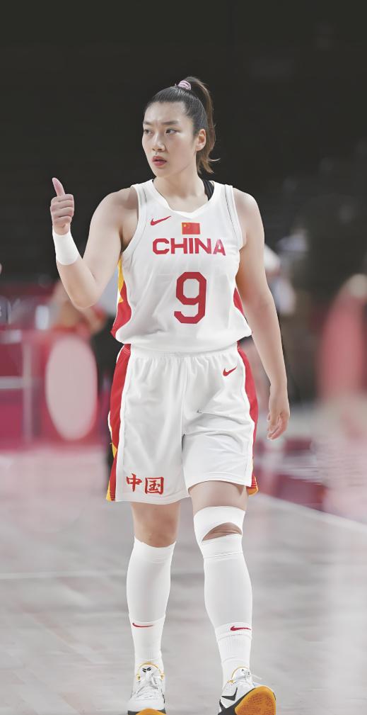 谁能想到，手握世界杯亚军的中国女篮，新名单一出直接炸了锅：李梦、李月汝、杨力维、