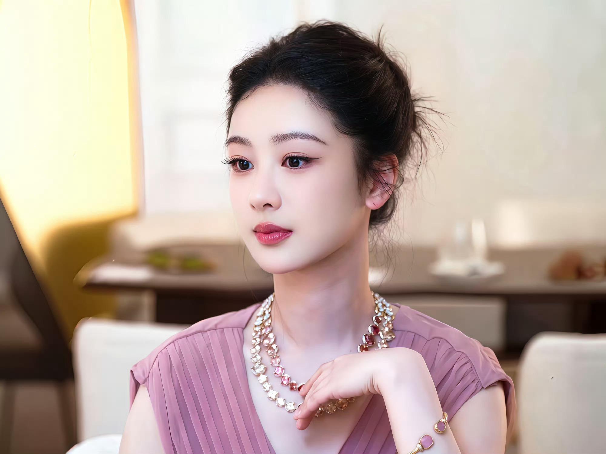 杨紫巴黎珠宝展发型师朱子曰发型师出来挨夸们杨紫闪耀巴黎也太美了吧